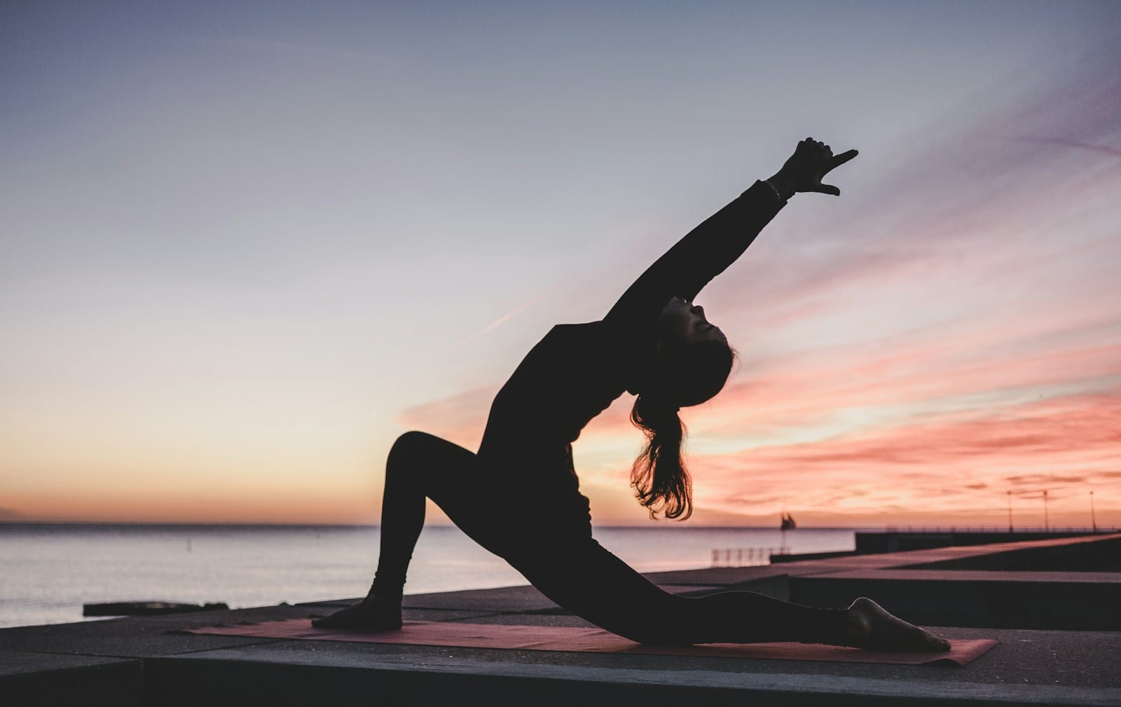 Grupo de personas practicando yoga al aire libre