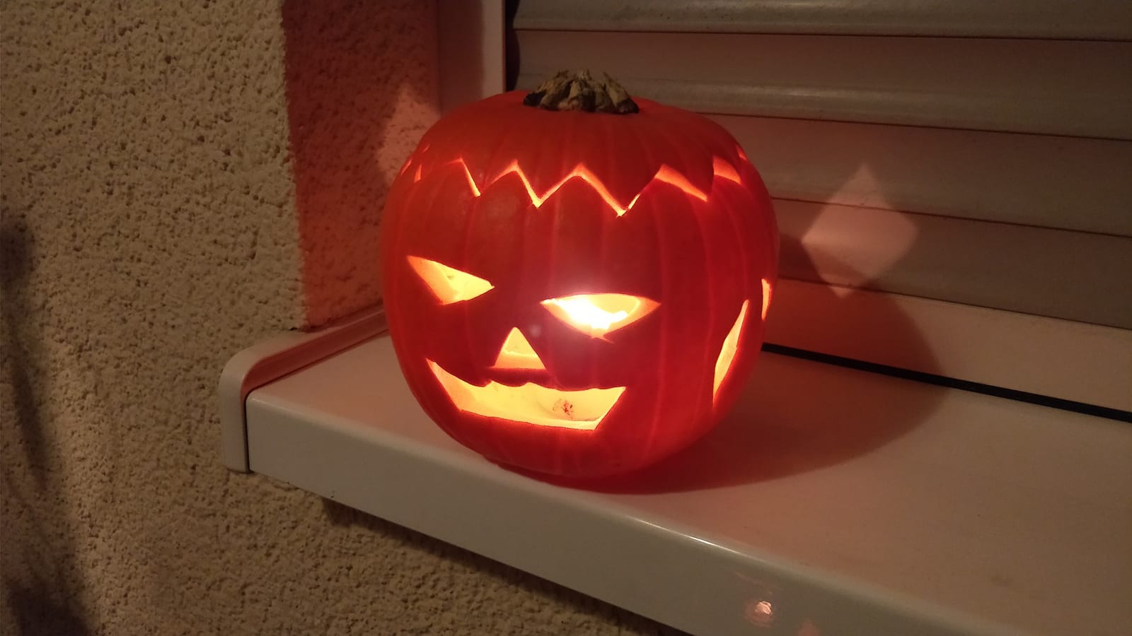 Foto: Wikimedia Commons, CC BY 4.0 Calabaza tallada de Halloween iluminada