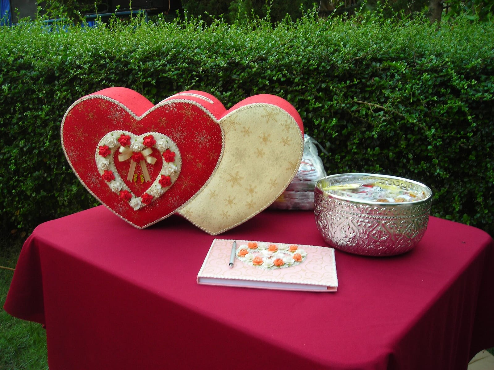 Foto: Wikimedia Commons, CC BY-SA 4.0 Mesa de recepción de una boda donde los invitados dejan sus regalos y felicitaciones