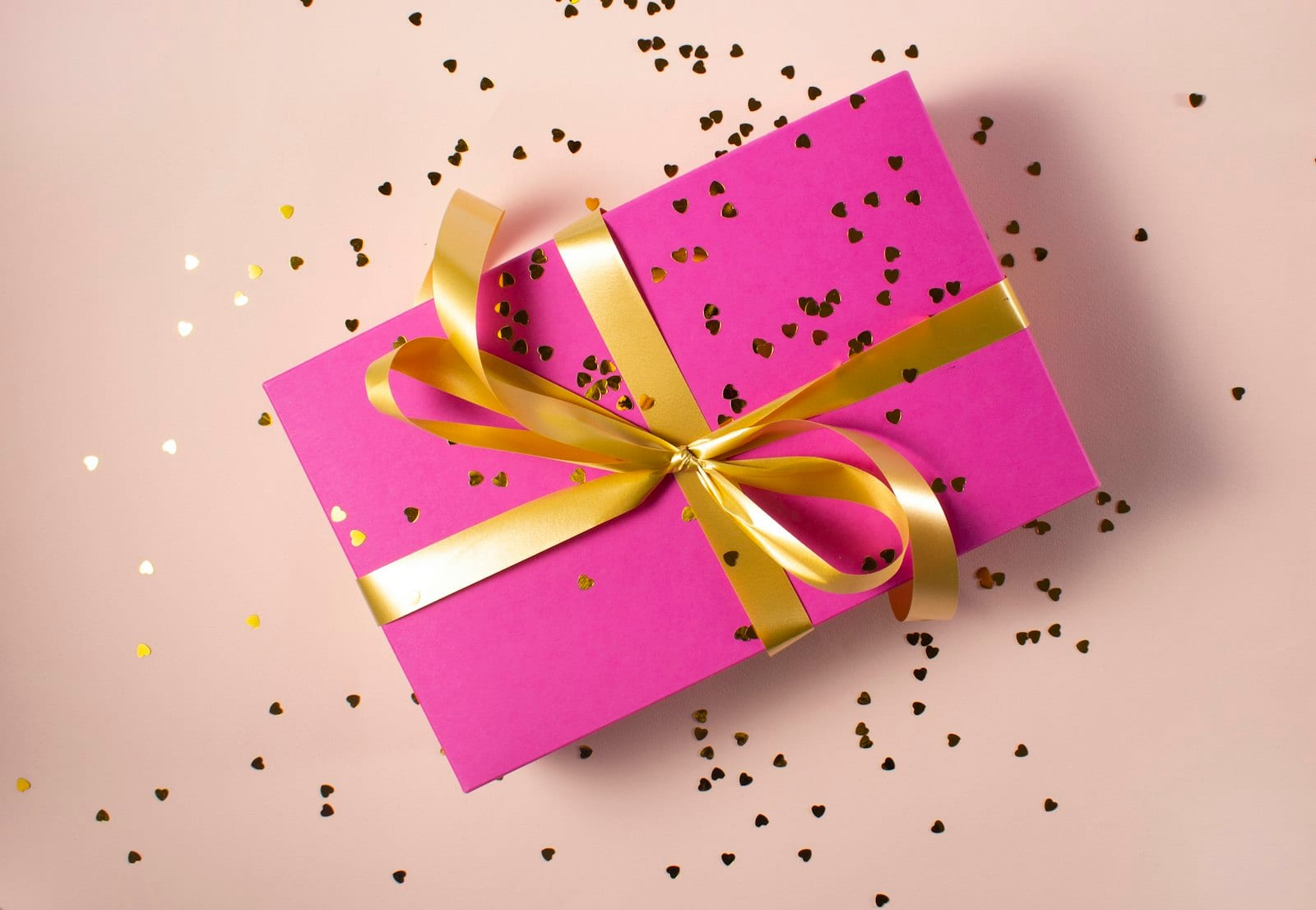 Regalos envueltos con lazo sobre una mesa